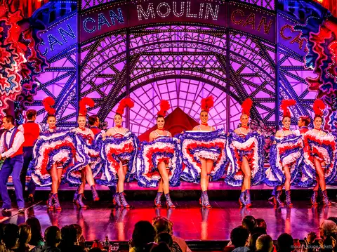Ballerina di cancan in spaccata in volo con gonna blu a balze e partner, biglietti cena e spettacolo Moulin Rouge