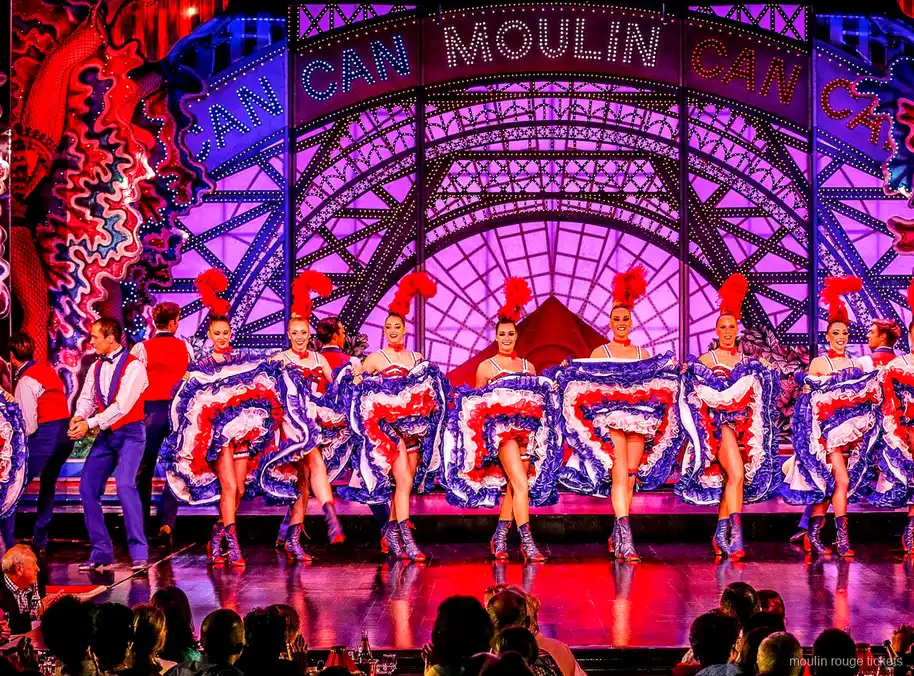 Ballerine di French cancan con gonne a balze sotto l'insegna Moulin Can Can, lo show dei biglietti Moulin Rouge