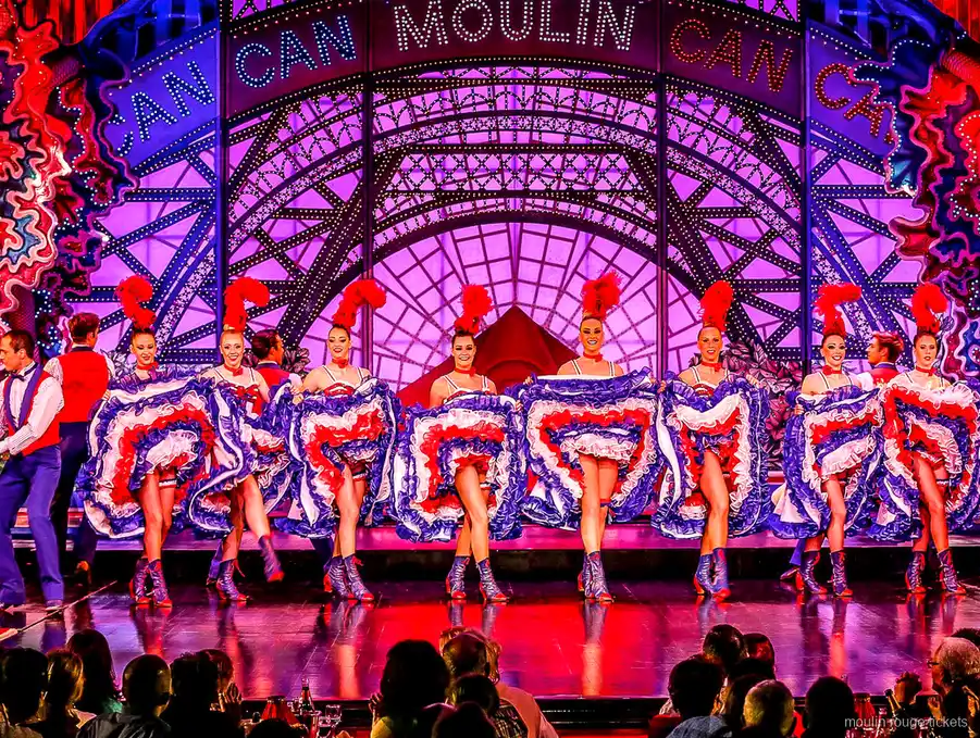Fila de French Cancan com saias tricolores sob o letreiro iluminado Moulin, bilhetes Moulin Rouge