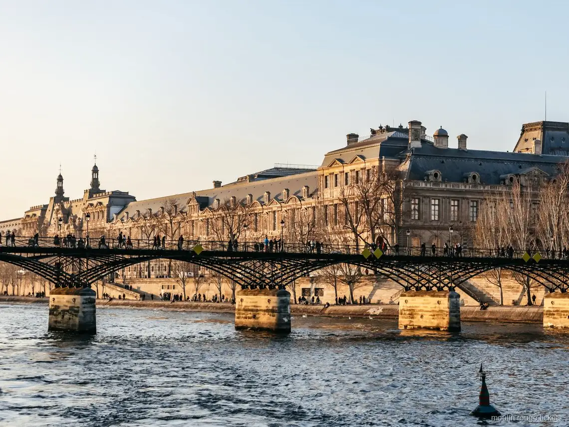 Pont des Arts i el Louvre des del Sena a la posta de sol, creuer combinat amb entrades Moulin Rouge