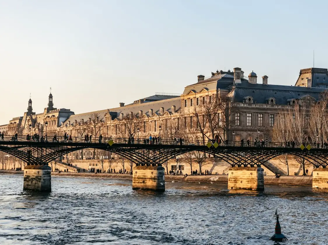 Pont des Arts e Louvre visti dalla Senna al tramonto, crociera abbinata ai biglietti Moulin Rouge