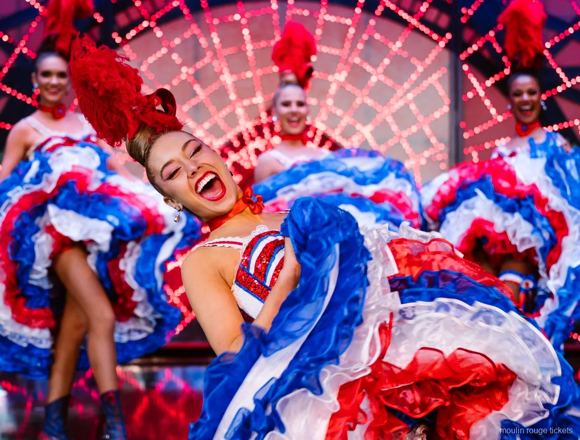 Danseuse de cancan riant, jupon à volants bleu blanc rouge levé, billets dîner spectacle Moulin Rouge
