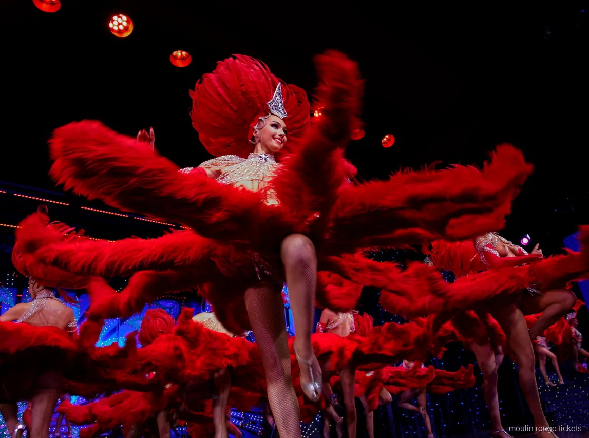 Danseuses faisant tournoyer de grands éventails de plumes rouges, billets dîner spectacle Moulin Rouge