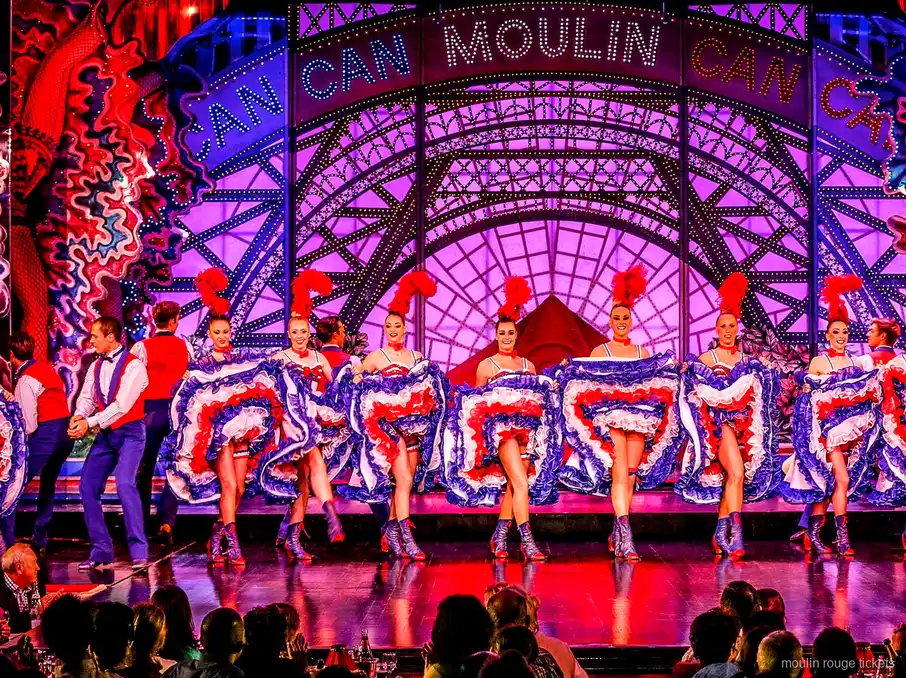 Cancandansare i volangkjolar under Moulin Can Can-skylten på scenen, showen med Moulin Rouge-biljetter