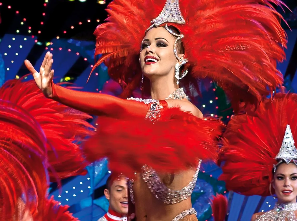 Entrades Moulin Rouge: ballarina amb tocat de plomes vermelles i lluentons sota els llums de l'escenari