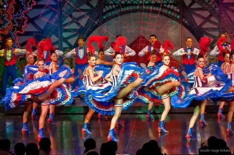 Entradas Moulin Rouge con servicio de champán en una mesa de cabaret en París