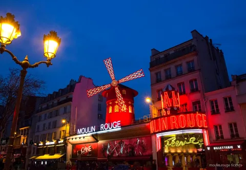 Entradas Moulin Rouge con champán y transporte de vuelta en autocar en París