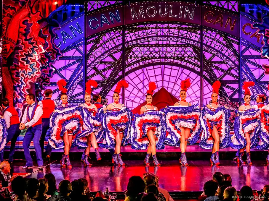 Moulin Can Can tabelası altında fırfırlı eteklerle French cancan dansçıları, Moulin Rouge biletleri ile gösteri