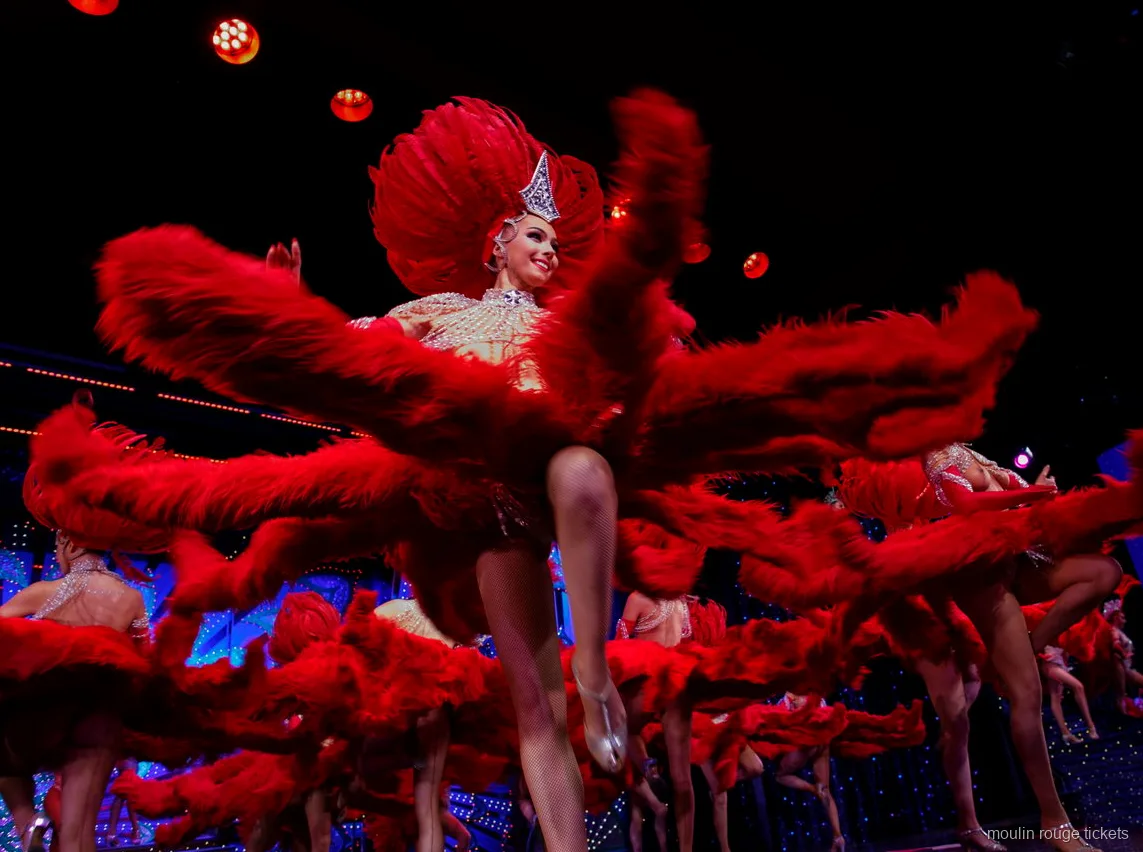 Dançarinas girando grandes leques de penas vermelhas com chute alto, jantar e show Moulin Rouge