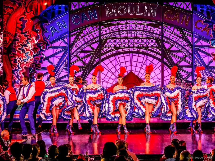 Tancerki French cancan w falbaniastych spódnicach pod napisem Moulin Can Can, spektakl z biletami Moulin Rouge