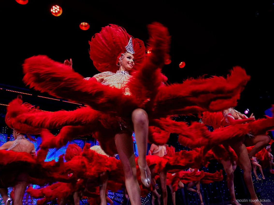 Tancerki wirujące wielkimi wachlarzami z czerwonych piór w wysokim wymachu nogi, bilety Moulin Rouge