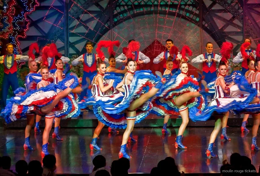 Paris'te kabare masasında şampanya servisiyle Moulin Rouge bilet deneyimi
