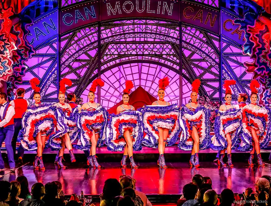 Işıklı Moulin yazısı altında üç renkli etekli French Cancan dansçıları, Moulin Rouge biletleri