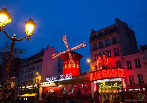 Moulin Rouge biljetter med champagne och returbusstransport i Paris