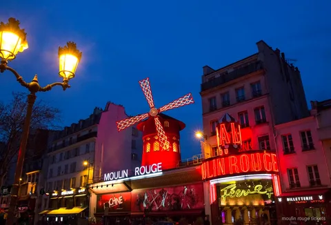 Moulin Rouge-billetter med champagne og returbustransport i Paris