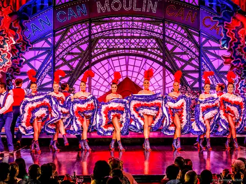 Cancandansare i spagathopp med blå volangkjol och partner, Moulin Rouge dinner show-biljetter