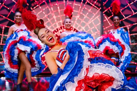 Moulin Rouge Dinner Show Tickets mit Dreigängemenü in Paris