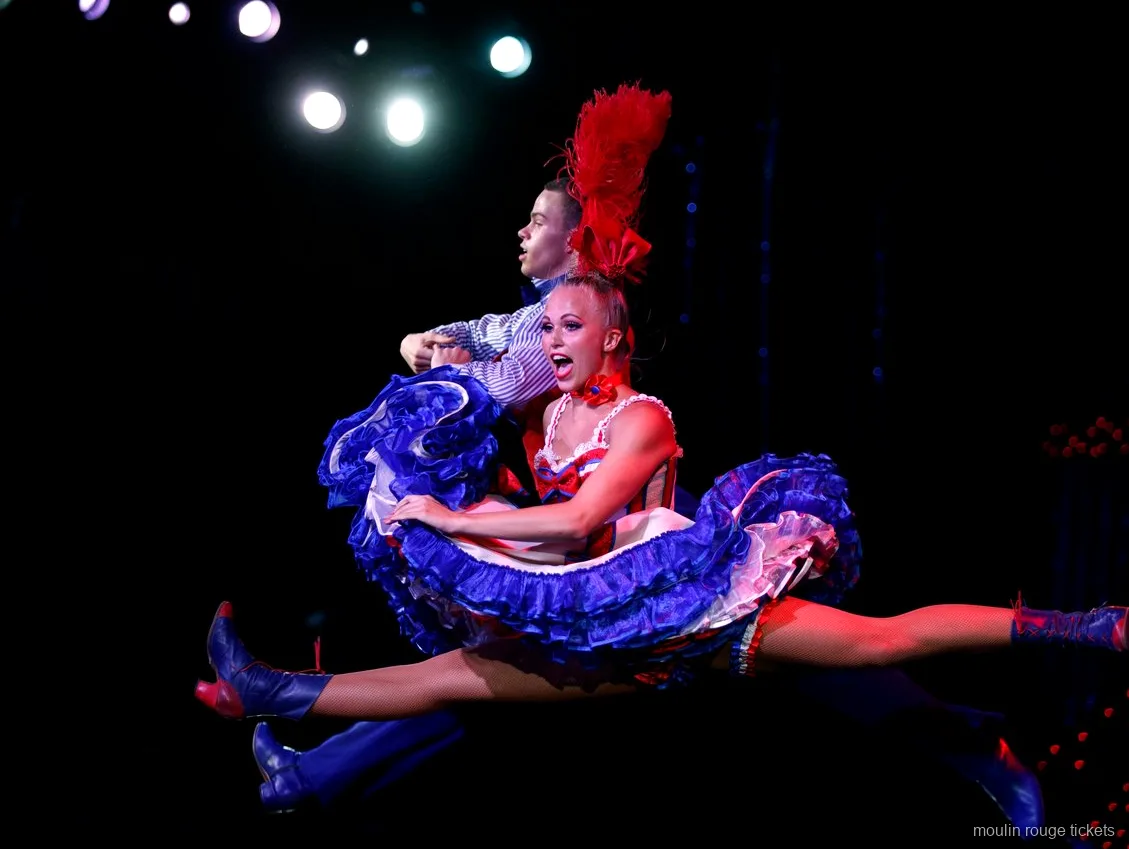 Publikum vor der French-Cancan-Reihe unter dem leuchtenden Moulin-Schriftzug, Moulin Rouge Dinner Show