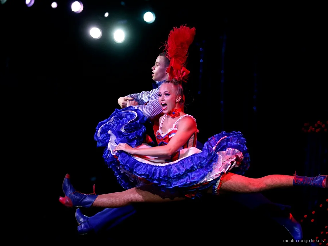 Publiek voor de French Cancan rij onder het verlichte Moulin bord, Moulin Rouge dinner show kaarten