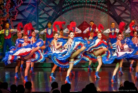 Moulin Rouge kaarten met champagneservice aan een cabarettafel in Parijs
