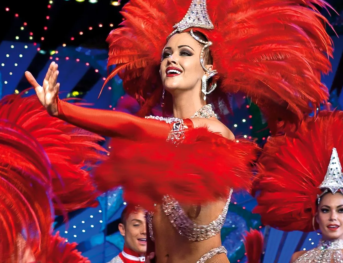 Moulin Rouge kaarten: danseres met rode verentooi en pailletten onder de podiumlichten