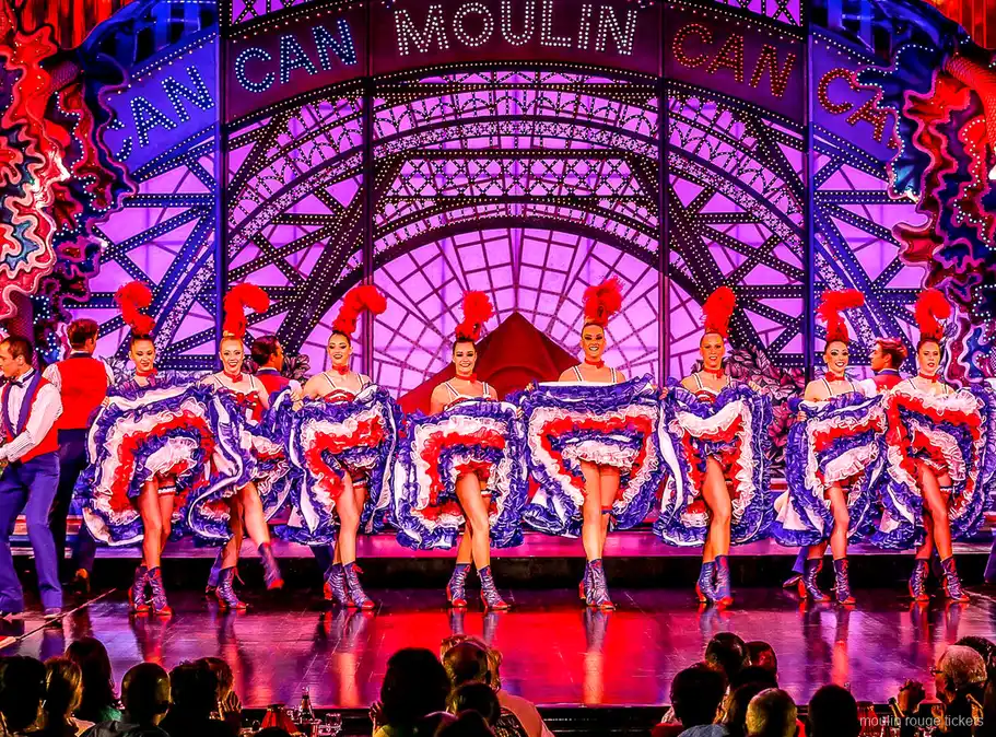 French Cancan rij in driekleurige rokken onder het verlichte Moulin bord, Moulin Rouge kaarten