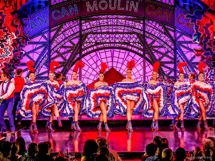 French Cancan-rad i trikolorkjolar under den upplysta Moulin-skylten, Moulin Rouge biljetter