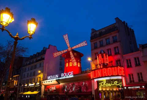 Moulin Rouge Tickets mit Champagner und Bus-Rückfahrt in Paris