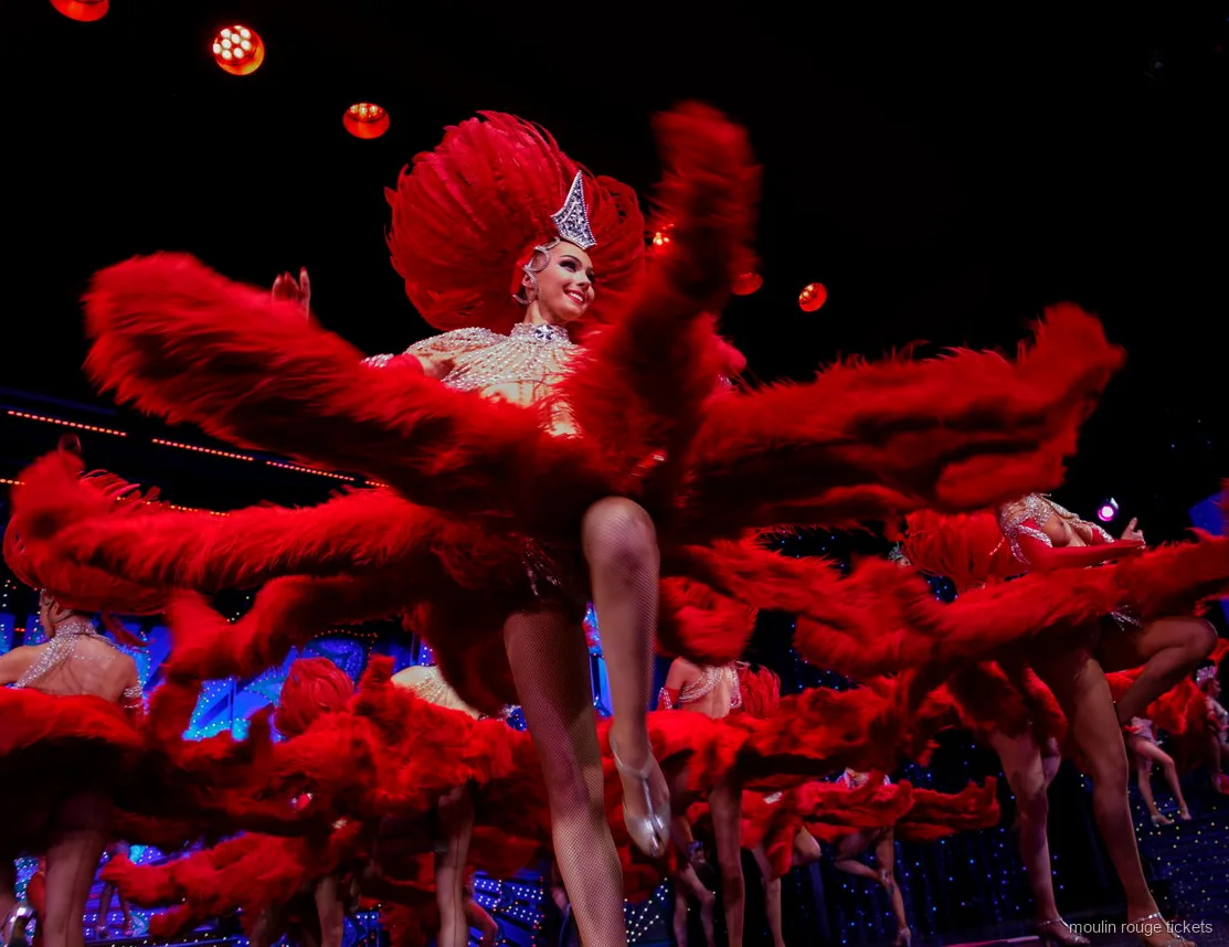 Yüksek tekme atarken büyük kırmızı tüy yelpazeleri savuran dansçılar, Moulin Rouge yemekli gösteri bileti