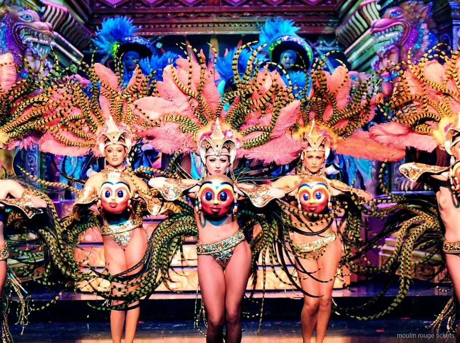 Süslü dekorda pembe çizgili tüy kanatları ve altın maskeleriyle dansçılar, Moulin Rouge yemekli gösteri bileti