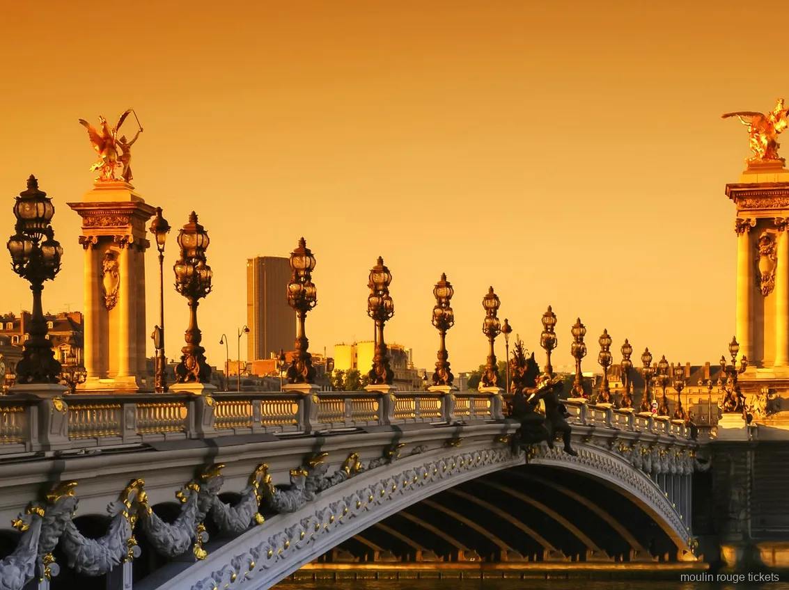 Pont Alexandre III mit vergoldeten Statuen und verzierten Laternen bei Sonnenuntergang, Rundfahrt mit Moulin Rouge Tickets