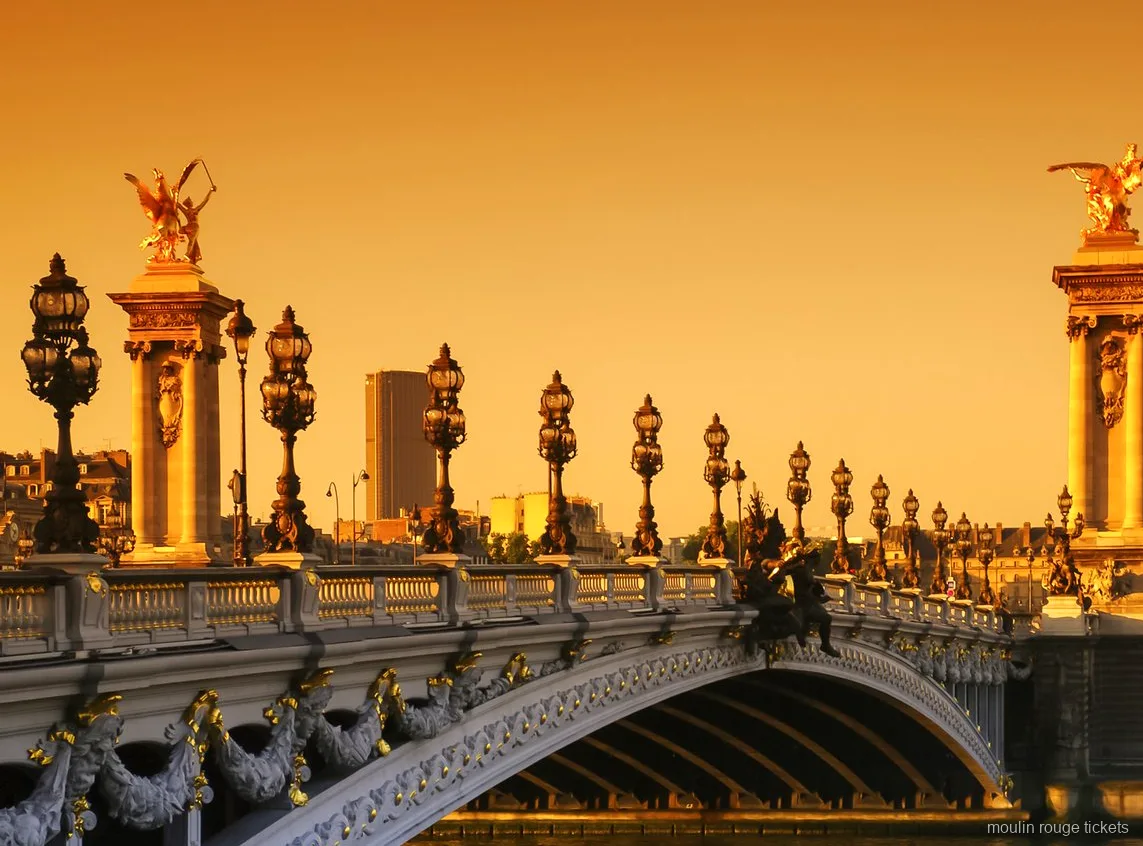 Pont Alexandre III med förgyllda statyer och utsmyckade lyktor i solnedgången, vy på turen med Moulin Rouge-biljetter