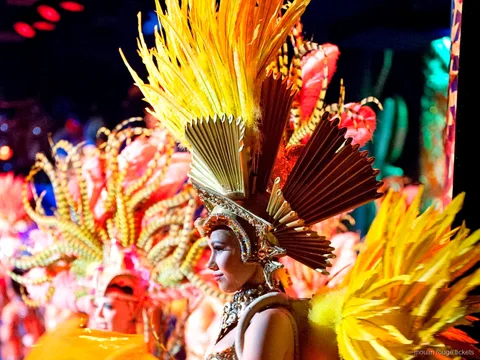 Moulin Rouge billetter: danser med gyldent fjerhovedtøj og viftekrone på scenen