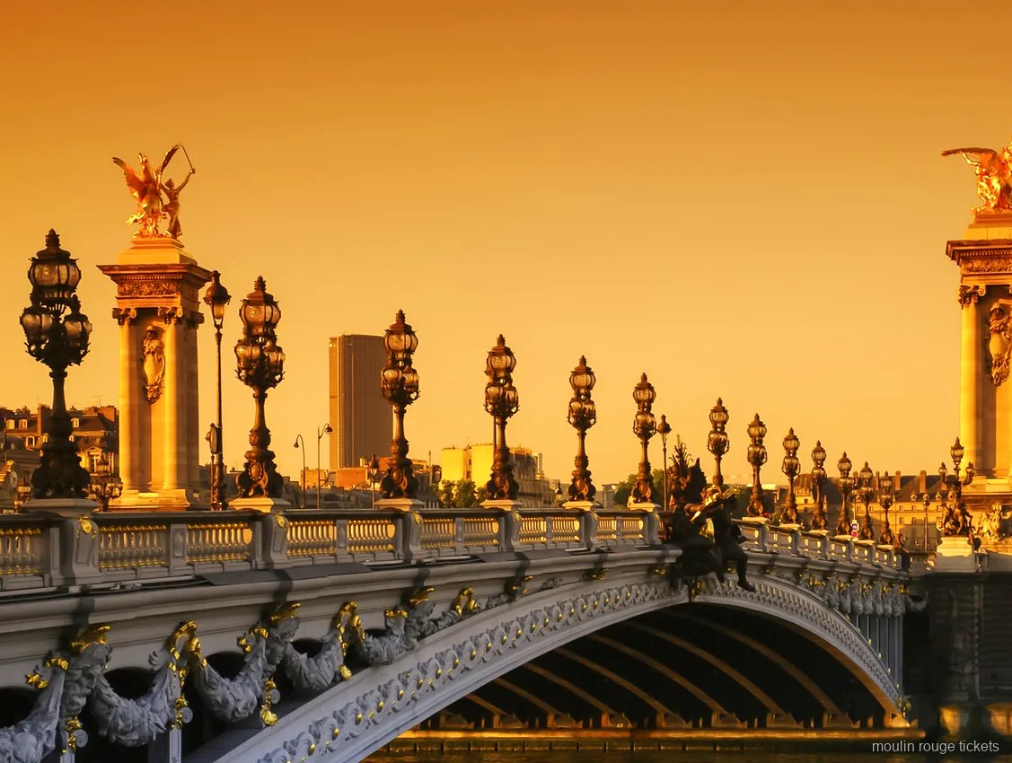 Ponte Alessandro III con statue dorate e lampioni decorati al tramonto, vista del tour con biglietti Moulin Rouge
